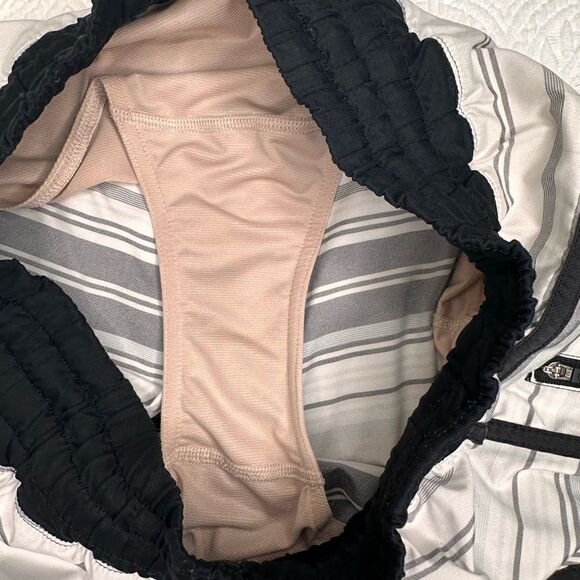 Lululemon Tracker Short II 
Mini Groovy Stripe Dune Horizontal Black Size 6 - Picture 11 of 12
